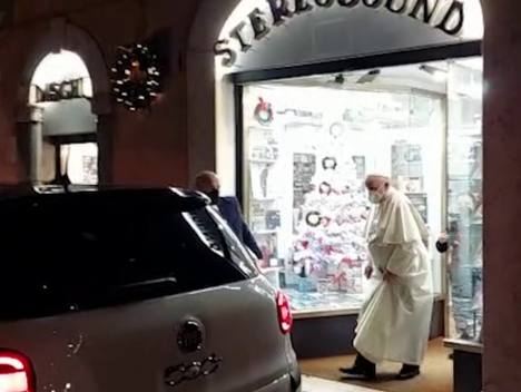 Рим папасы Франциск кортежсіз музыка дүкеніне Ватикан нөмірлі Fiat 500 көлігімен барды