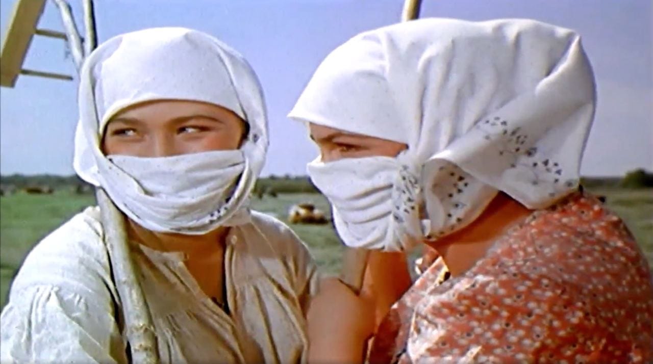 Axinia et Daria, visage couvert d'un foulard dans la scène de fenaison du « Don paisible