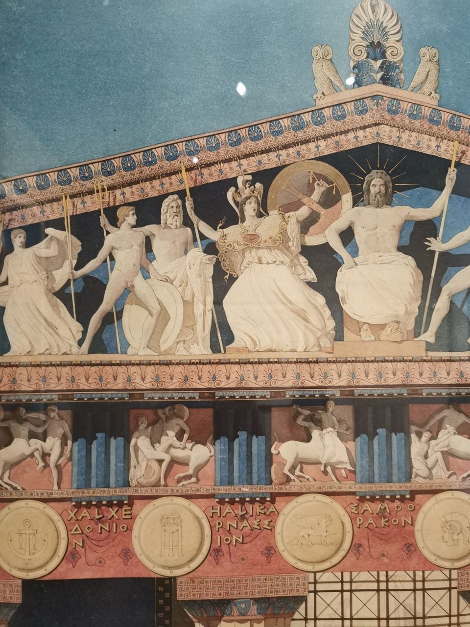 Dessin aquarellé d'un temple : dieux sur le fronton, métopes à centaures en dessous et boucliers ronds portant des noms de cités grecques, dont Chalcédoine et Halicarnasse.