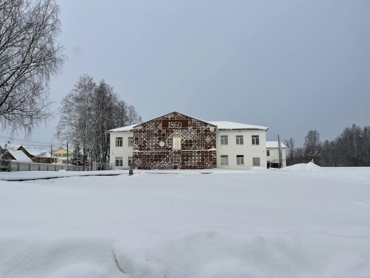 Vers le milieu du XIXe siècle, dans un village proche de la petite mais antique ville de Krestsy, au carrefour de deux routes, celle de Moscou à Novgorod et celle de Pskov à Vologda, naquit un métier qui conquit bientôt le cœur de toute la Russie et finit