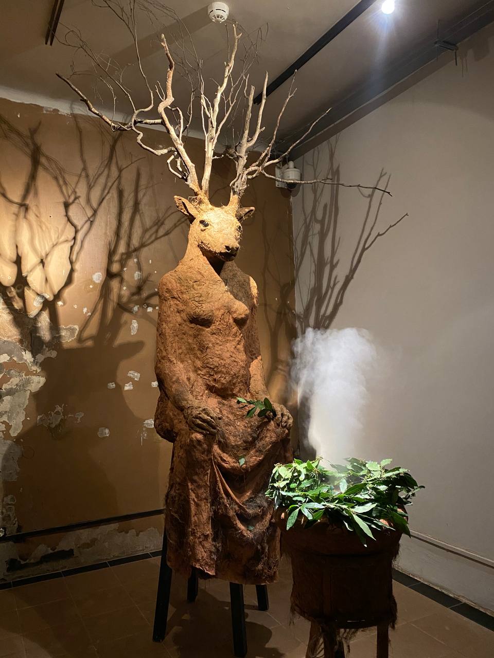 Un cerf de crottin et de bâtons peut, de nos jours, se révéler l'autel d'une divinité sylvestre, le cœur de l'espace lounge d'un spa ou la vedette d'une exposition d'art