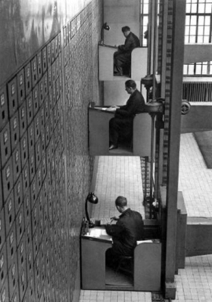 Cabines à mécanisme élévateur pour les fichiers des archives de Prague