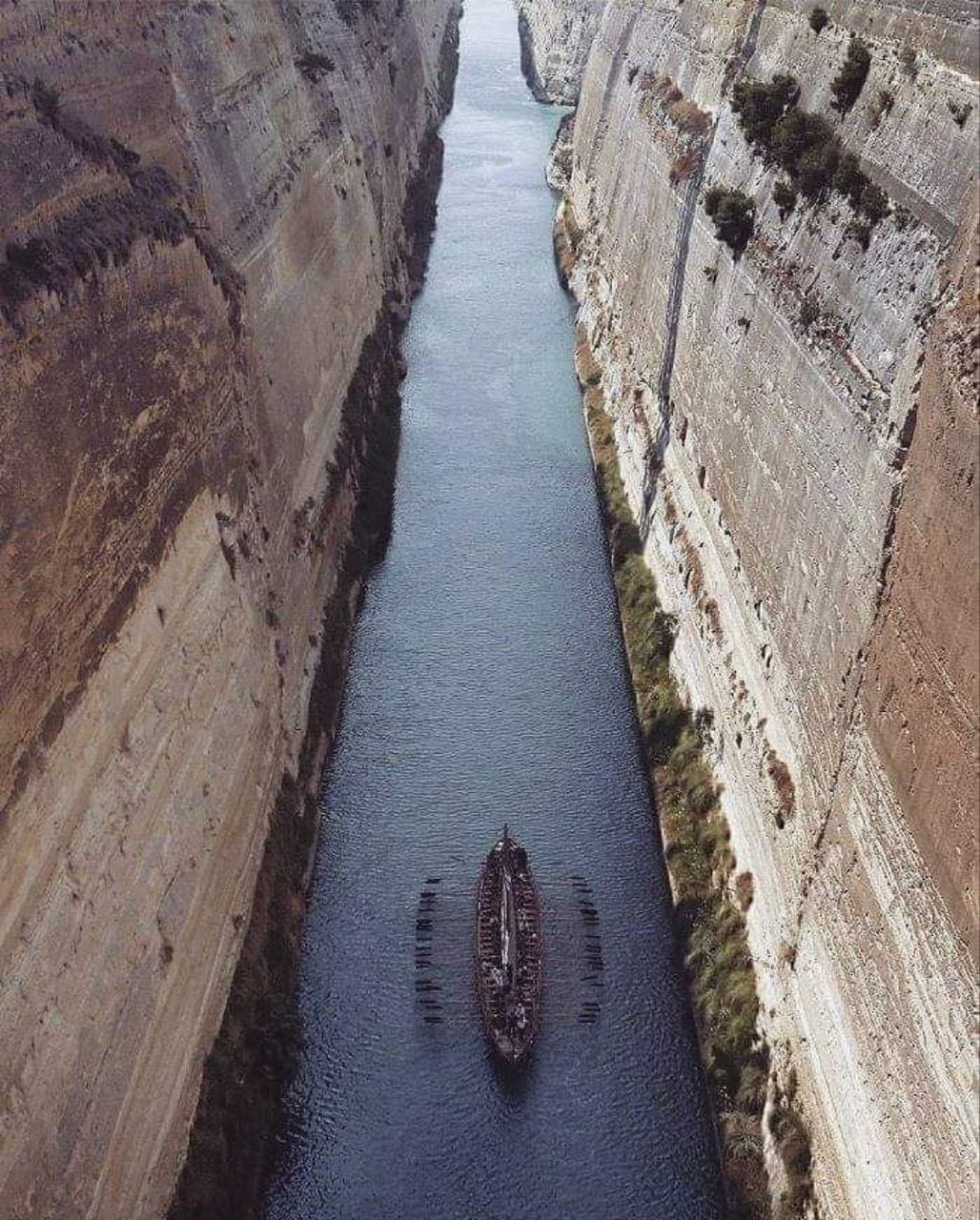 Si le canal de Corinthe entre la mer Égée et la mer Ionienne a été ouvert en 1893, comment la BBC s'est-elle retrouvée avec ce cliché de l'Argo voguant sur le canal, à bord duquel Jason et les argonautes des 27 États de l'UE sont partis en quête de la Toi