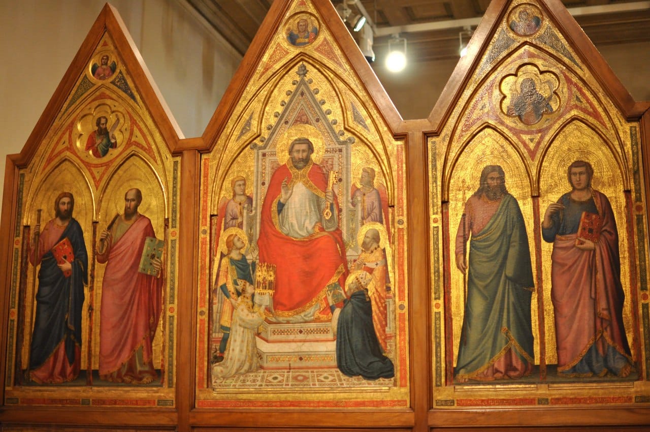 Retable à trois panneaux sur fond d'or, avec saint Pierre sur un trône au centre tenant une clé, un personnage agenouillé à ses pieds et des saints de chaque côté.