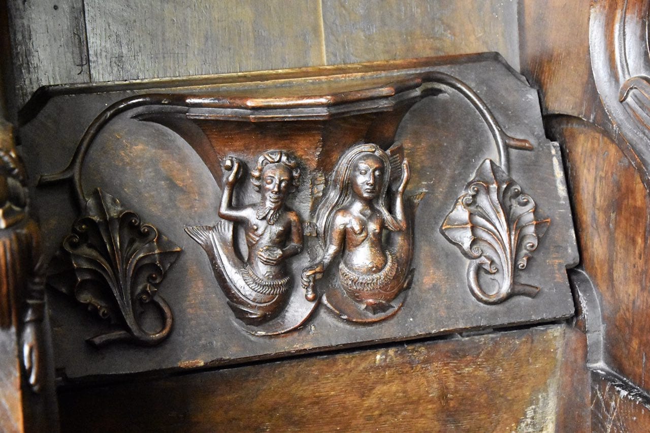 Sculptures de créatures marines dans une église anglaise du XIIe siècle