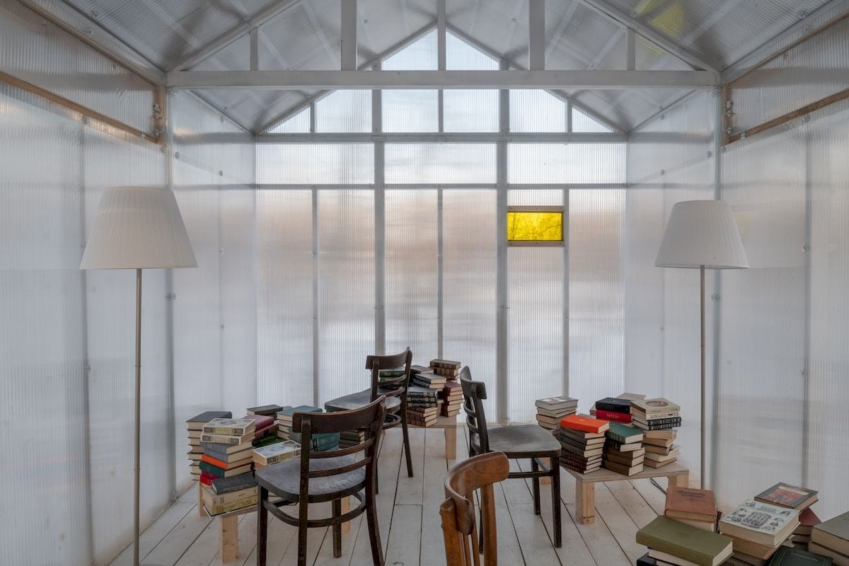 Le parc conçu par l'architecte Brodski dans le domaine d'art de Veretievo a besoin d'aide pour regarnir sa bibliothèque, dispersée dans de minuscules pavillons sur 7 hectares de marais boisé