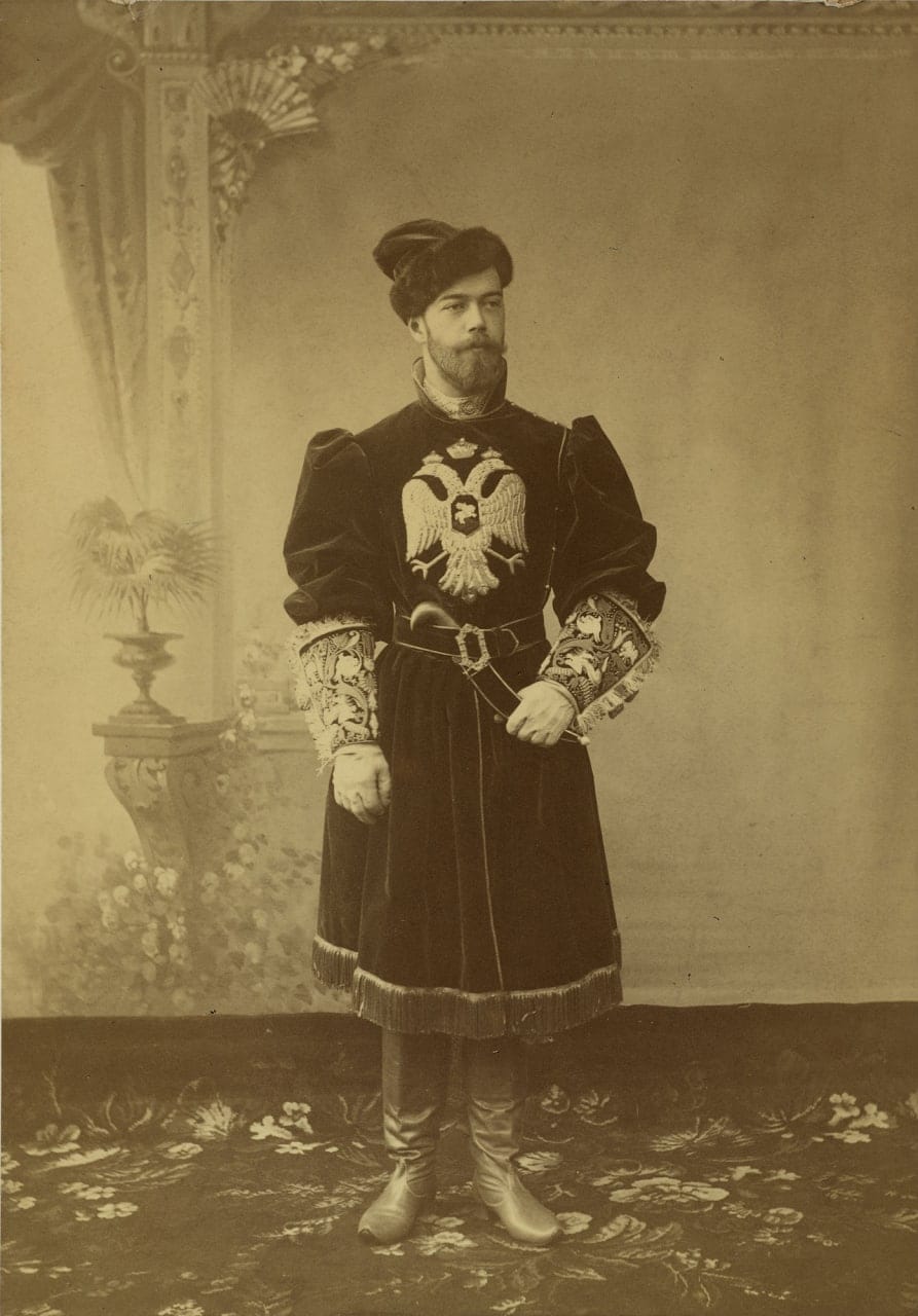 1894 жылғы граф Шереметевтің костюмді балына Цесаревич Николай сокольничий костюмімен келді
