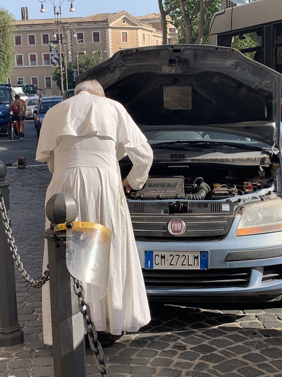 Photo of Pope Francis dealing with a fault in his old Fiat