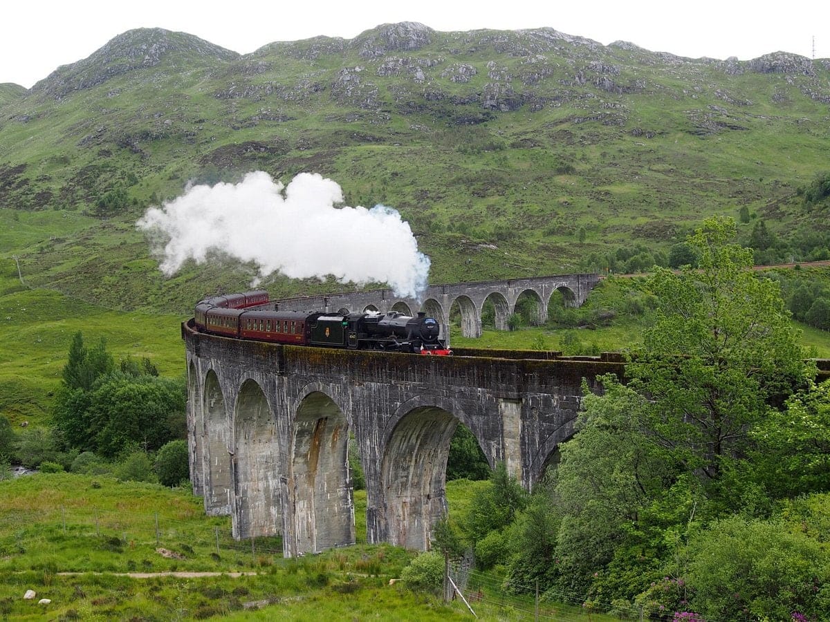 Viaduc de Glenfinnan de 1897 en Écosse, emprunté par le Poudlard Express