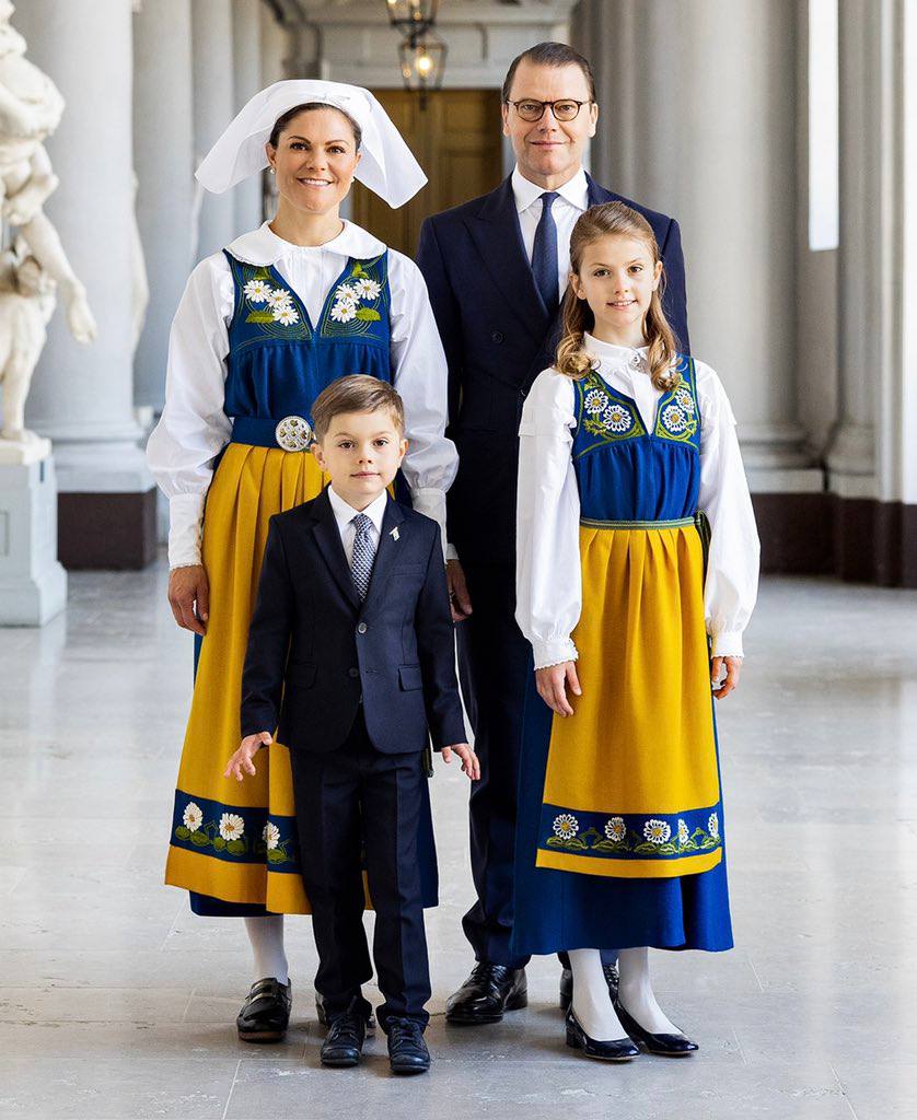 La famille royale de Suède a publié une nouvelle photographie officielle de l'héritière du trône, la princesse héritière Victoria, duchesse de Västergötland, avec son époux, le prince Daniel, et leurs enfants, la princesse Estelle et le prince Oscar
