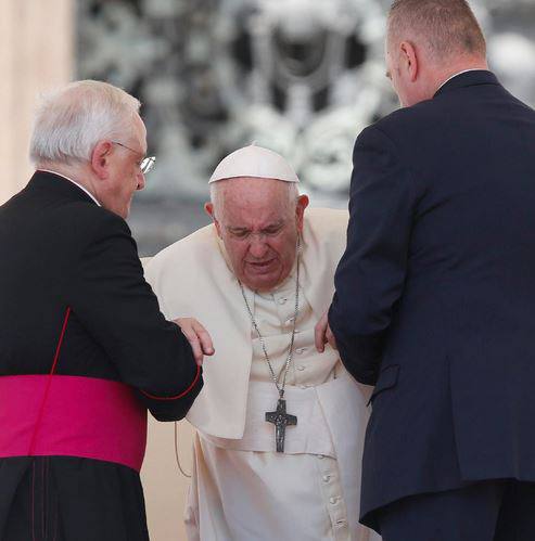 Afin que l'état du genou du pape François ne s'aggrave pas, le pontife a, sur l'insistance de ses médecins, reporté le voyage apostolique en Afrique prévu pour juillet