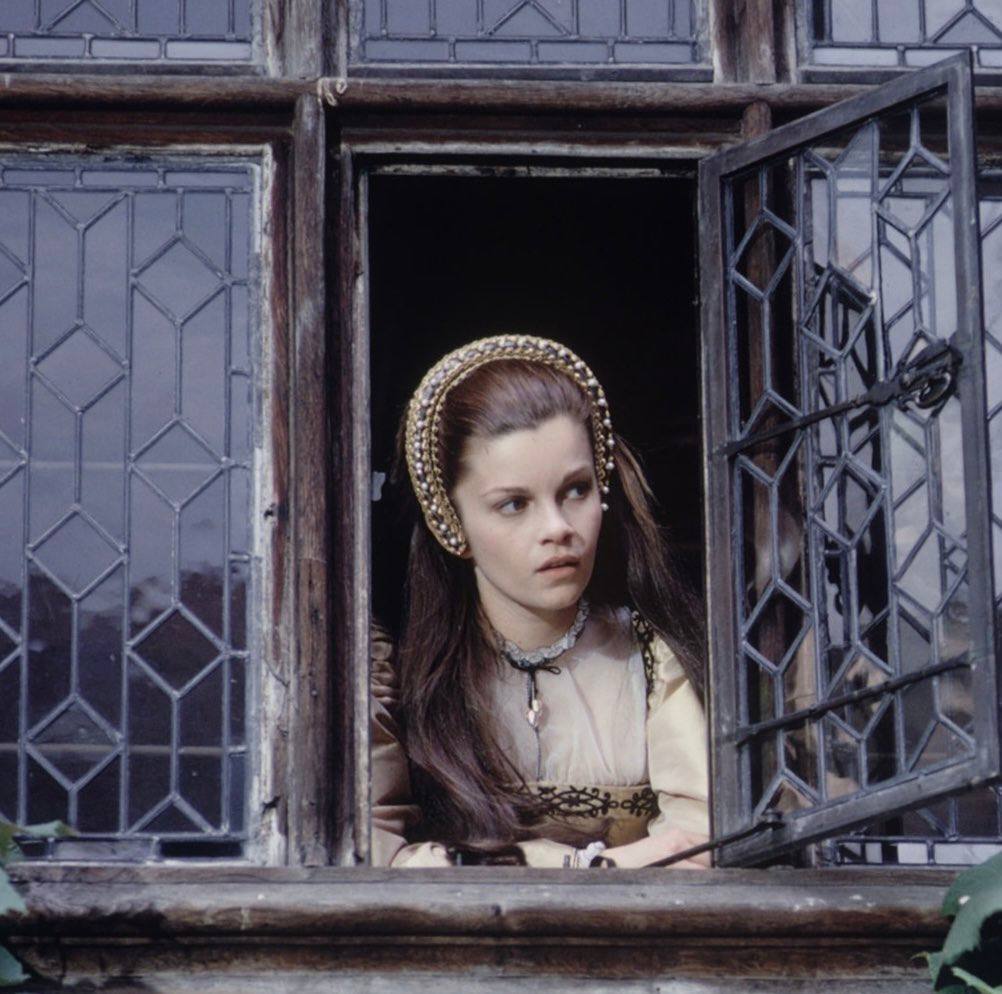 À celles et ceux qui rêvent d'un prince, je recommande le film « Anne des mille jours » (1969), oscarisé pour ses costumes