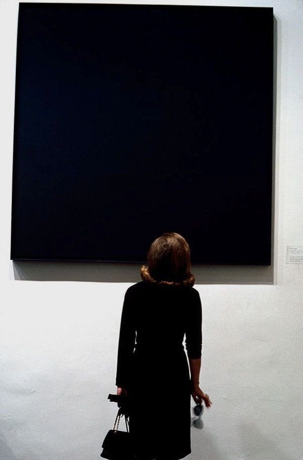 Une femme au Museum of Modern Art, New York, 1964