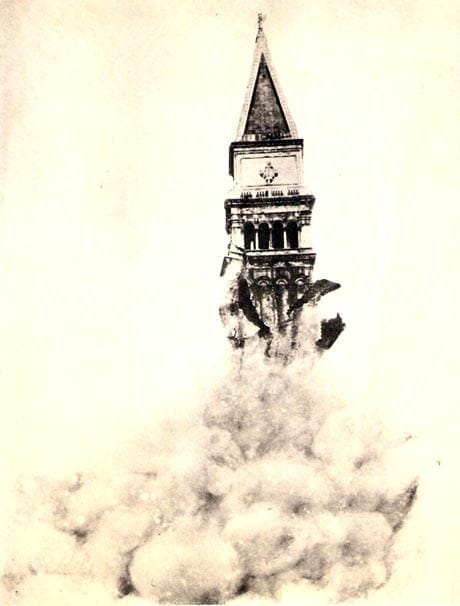 Photographie ancienne : le haut d'un clocher à flèche pyramidale surgit d'un immense nuage de poussière, tandis que la base de la tour s'effondre.