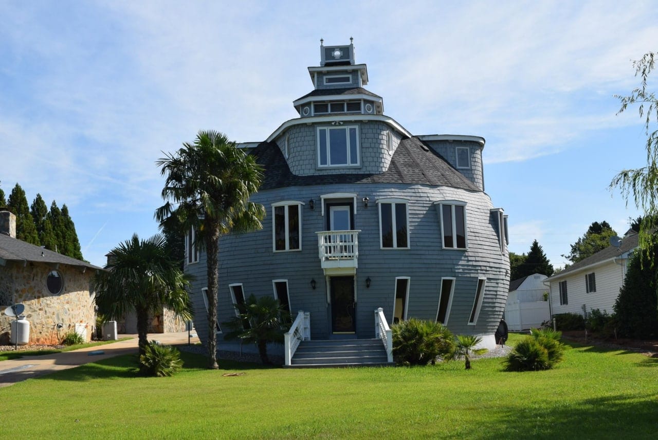 A Pumpkin House from Inman, South Carolina, Sends Intercontinental Greetings to a Moscow Egg House