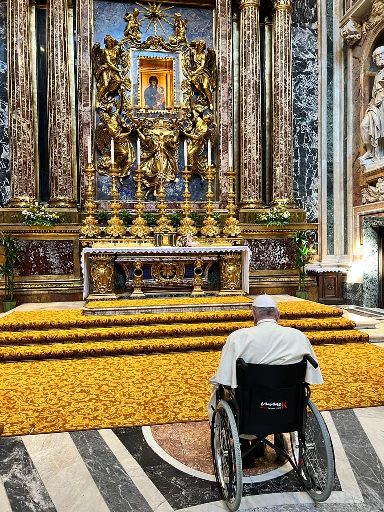 Avant son pèlerinage d'une semaine au Canada, le pape François s'est recueilli dans la basilique Sainte-Marie-Majeure devant l'icône très vénérée de la Mère de Dieu « Salus Populi Romani », où la Vierge Marie est représentée avec l'anneau consulaire, sign