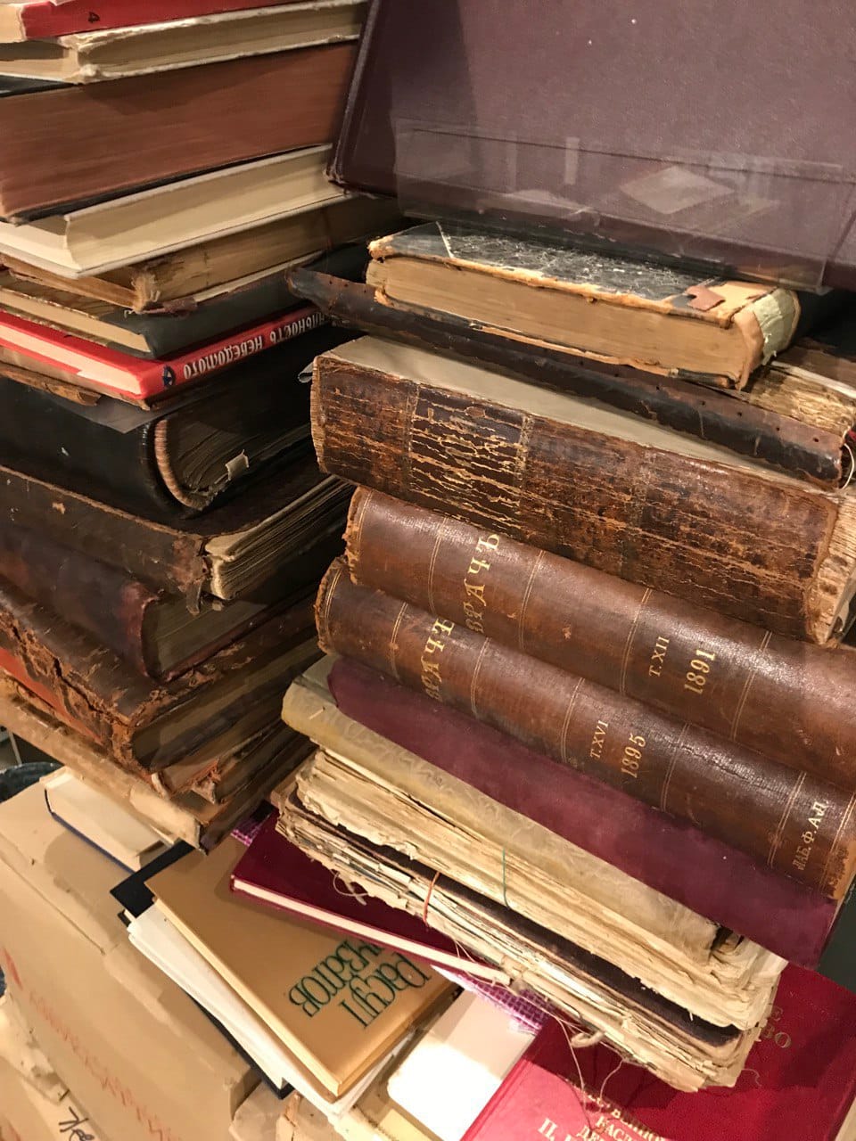I doubt I am the only one to have run into the problem: the state and size of the home library are such that no book can be found in it, so it is easier to buy the edition you need than to hunt for it at home