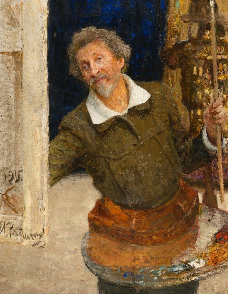Peinture d'un homme âgé barbu, en blouse verte à col blanc, tenant une palette et un long pinceau ; une signature et la date 1915 figurent sur le bord gauche.