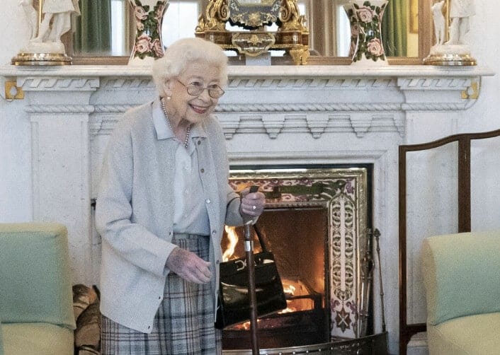Doctors concerned for Elizabeth II's health as her family travel to Balmoral