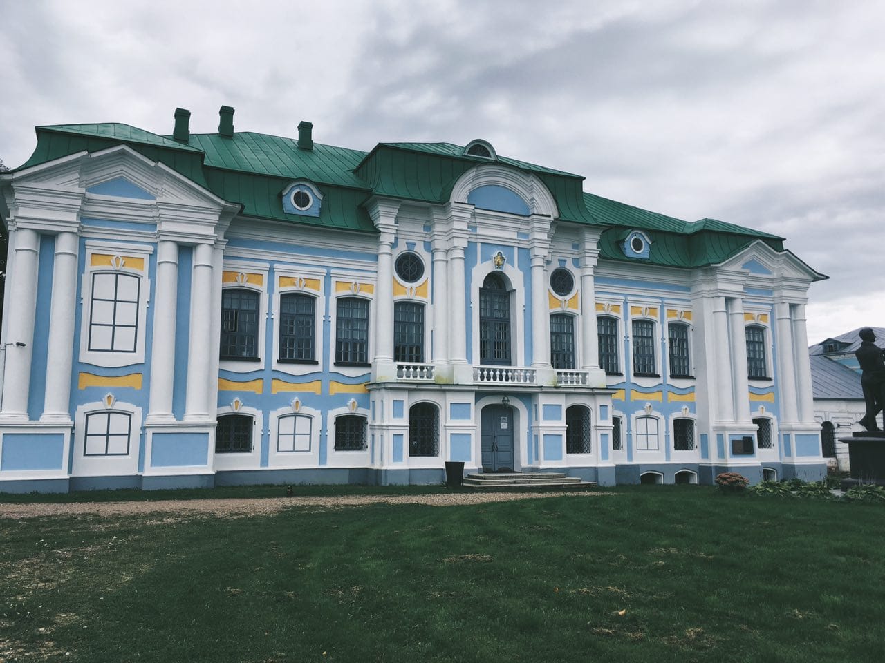 In September I had the good fortune to visit the Khmelita estate