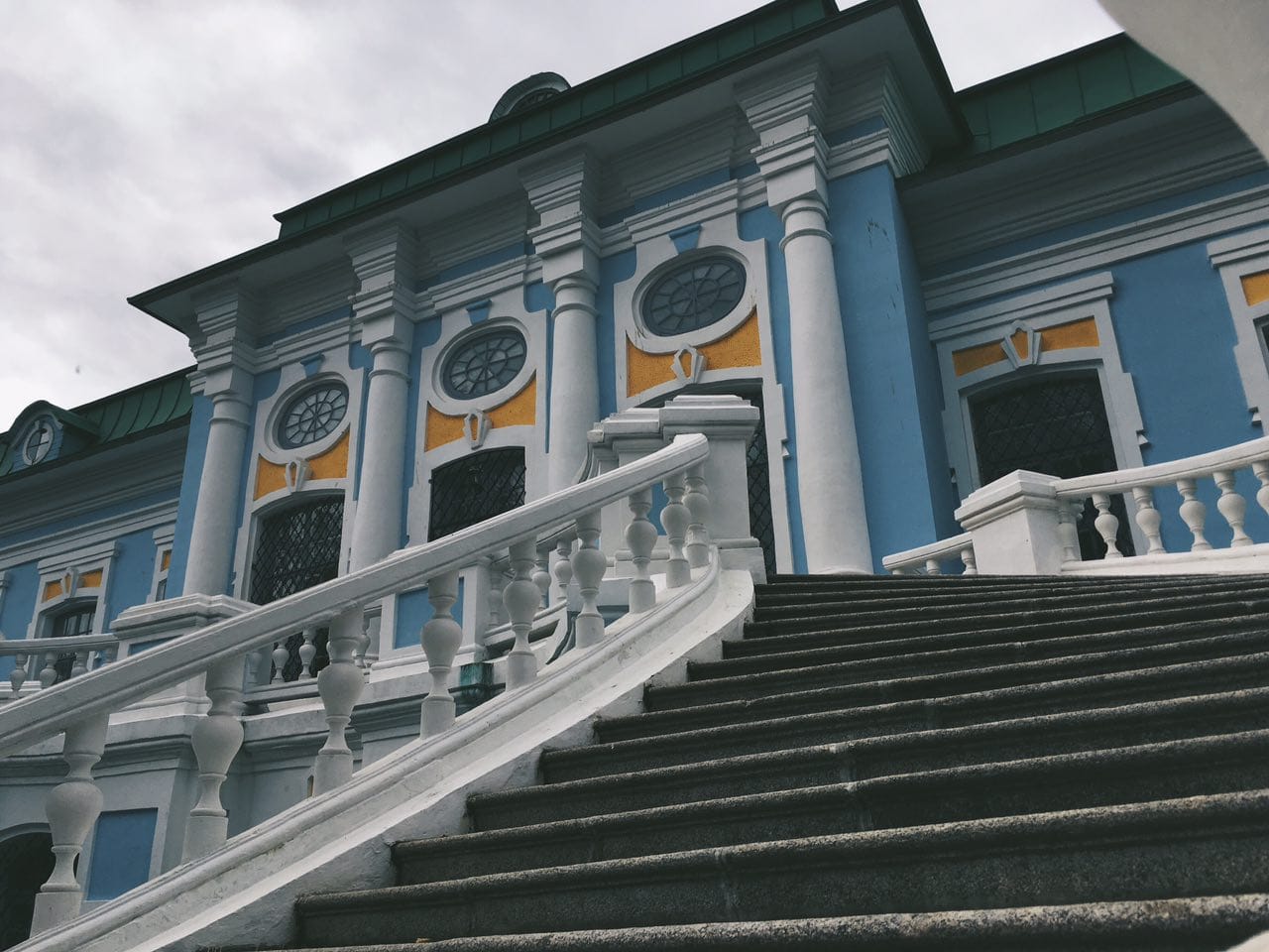 L'escalier d'honneur à double volée de Khmelita a lui aussi été détruit : on a peine à concevoir qu'on ait pu l'anéantir de fond en comble !