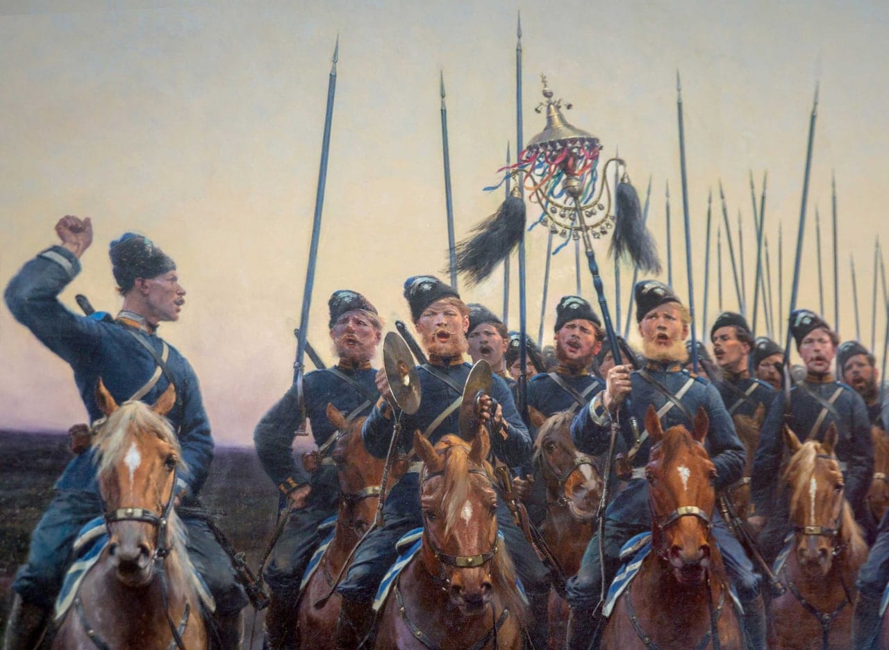 Une colonne de cavaliers en uniforme bleu sombre et bonnets de fourrure porte de longues lances. L'un lève le poing, deux frappent des cymbales ; un étendard orné de rubans et de crins les s