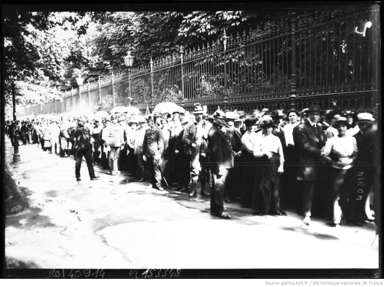 1914 жылғы жазда австриялық эрцгерцог Франц Фердинандқа арналған панихида күні Венадағы Император сарайының алдындағы кезек