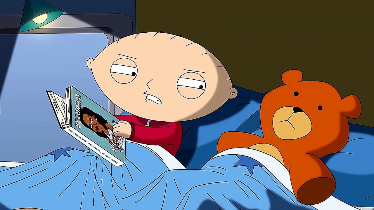 Un garçon de dessin animé à grosse tête et pull rouge, sous une couverture bleue, lit un livre d'un air renfrogné. Un ours en peluche orange est à côté, une lampe éclaire le lit.