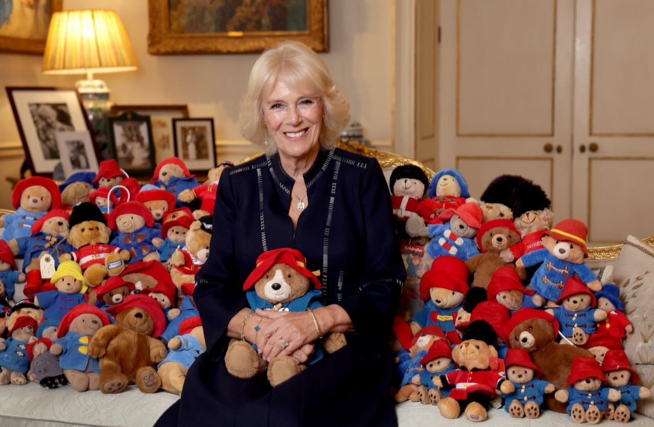 La reine Camilla s'est fait photographier avec les oursons Paddington déposés devant la grille de Buckingham Palace en hommage à Élisabeth II