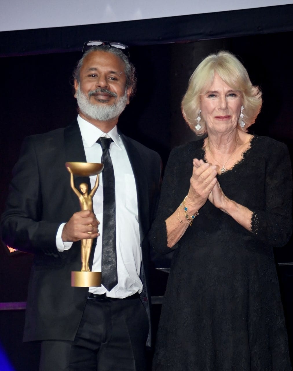 Camilla, reine consort d'Angleterre, a remis le Booker Prize 2022 à Shehan Karunatilaka, écrivain sri-lankais de 47 ans installé à Singapour, pour son livre The Seven Moons of Maali Almeida