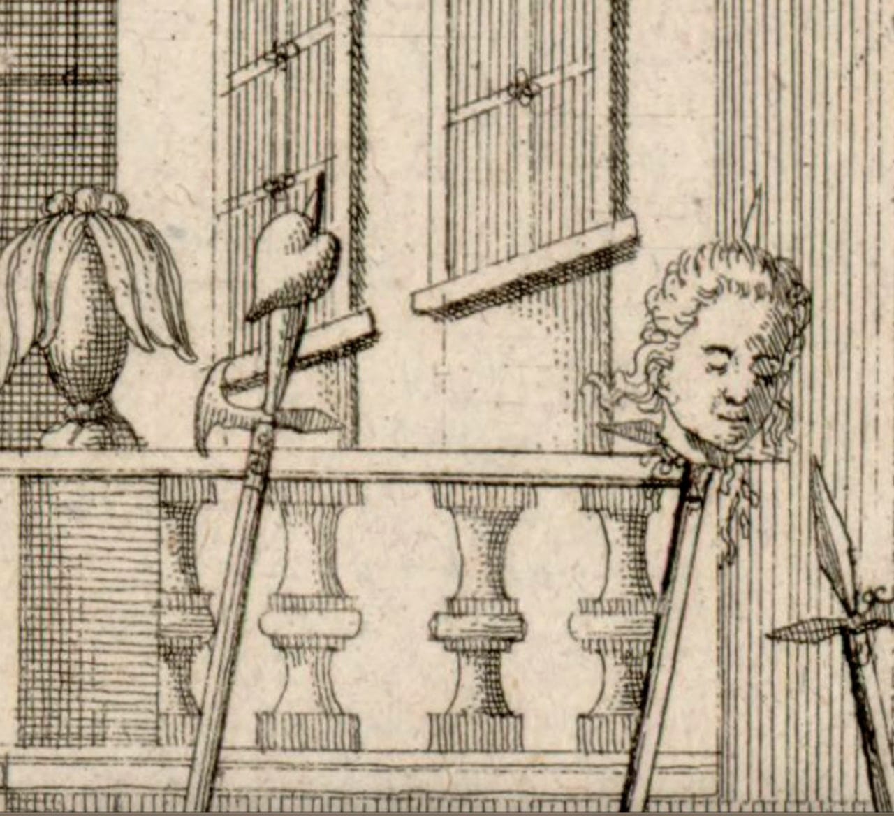 Gravure ancienne d'une balustrade devant une façade à fenêtres, avec une urne drapée, une hallebarde et une pique portant une tête coupée aux cheveux bouclés.