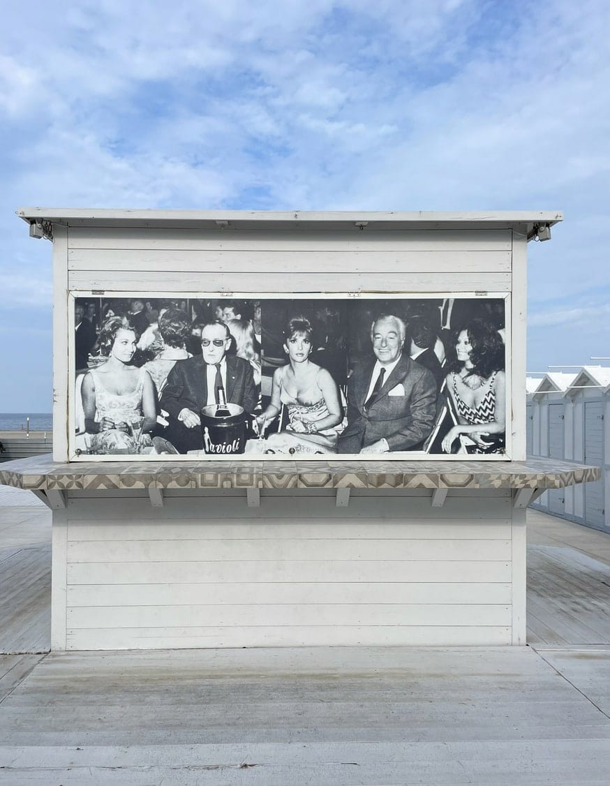 Could All Our Street Kiosks Look Like THIS, Please?