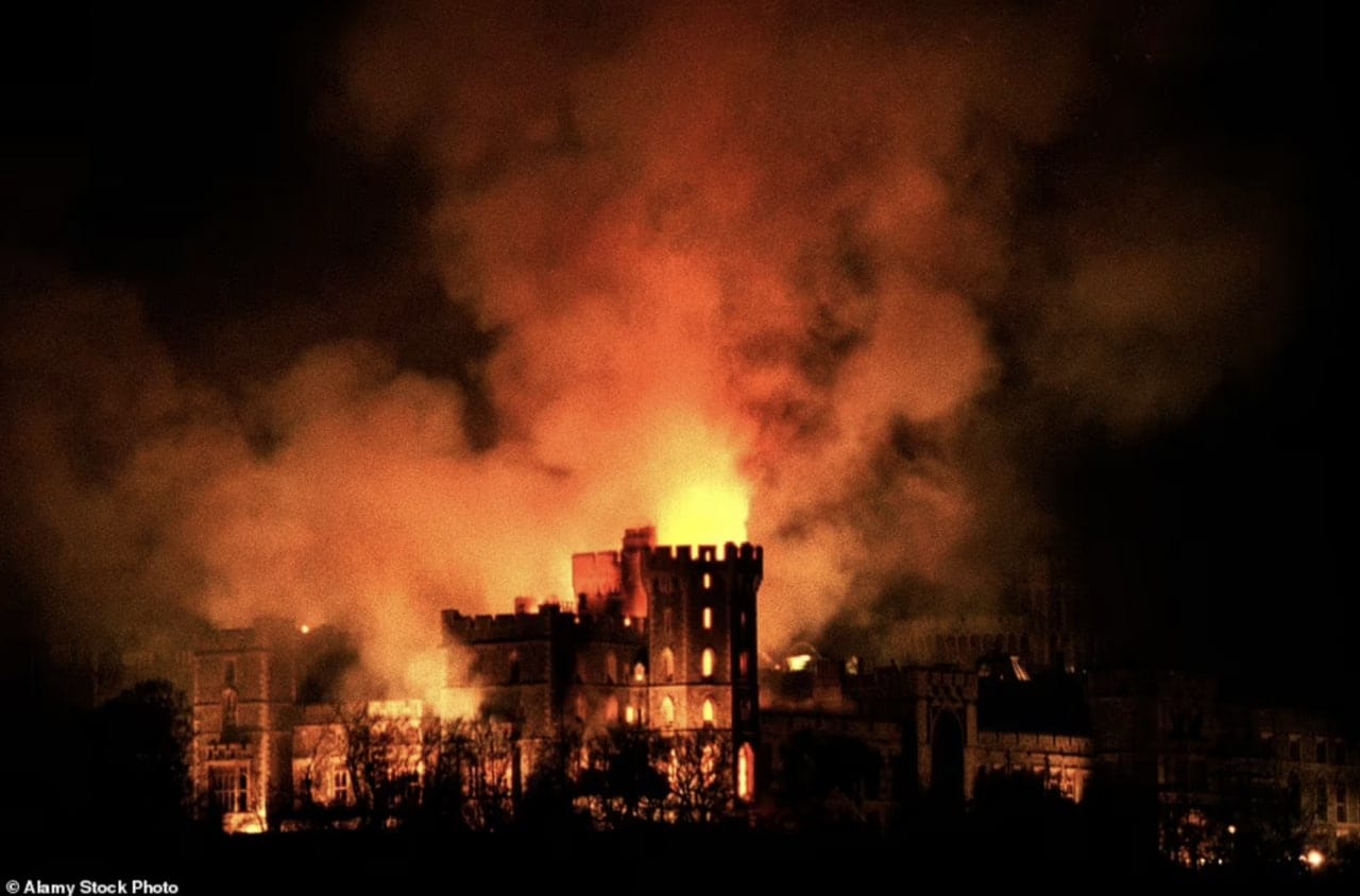 Imelda Staunton et Jonathan Pryce dans le rôle du couple royal dans le drame « The Crown » sont certes excellents, mais lors de l'incendie de novembre 1992 au château de Windsor, le prince Philip présidait un congrès du Fonds mondial pour la nature à…