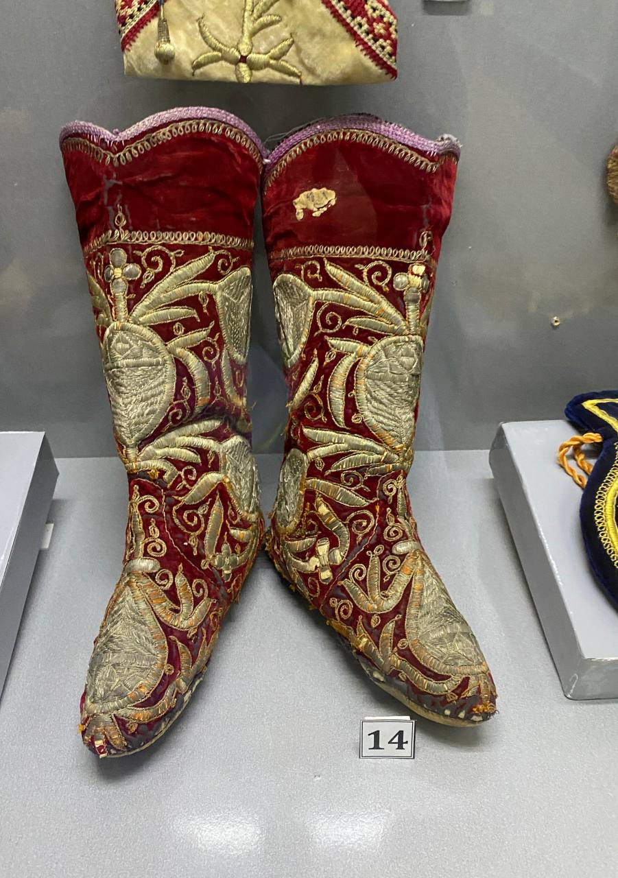 Ces bottines d'enfant brodées d'or comptaient parmi les articles d'exportation boukhares les plus prisés du XIXe siècle