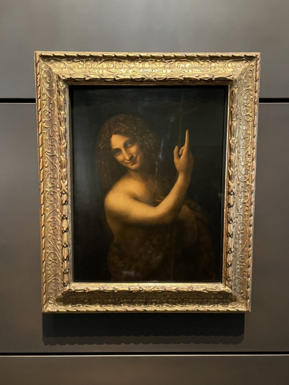 Le Louvre Abou Dabi fête ses cinq ans, et le public découvre enfin le généreux cadeau reçu par le musée : un chef-d'œuvre de Léonard de Vinci, « Saint Jean Baptiste »