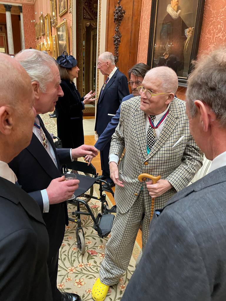 Le roi Charles a apprécié la tenue de David Hockney lors du déjeuner donné à Buckingham Palace à l'occasion de la remise de l'ordre du Mérite à l'un des plus grands artistes de notre temps