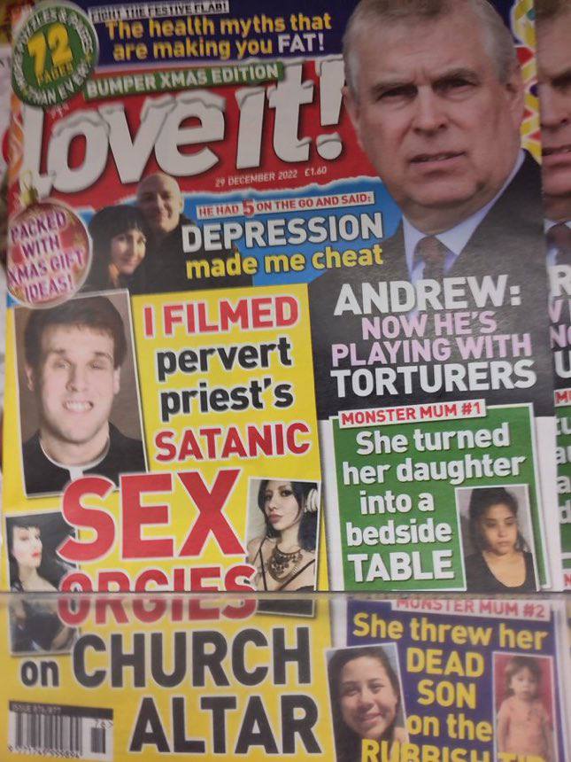 Ils se tenaient devant le plus grand kiosque à journaux du centre-ville