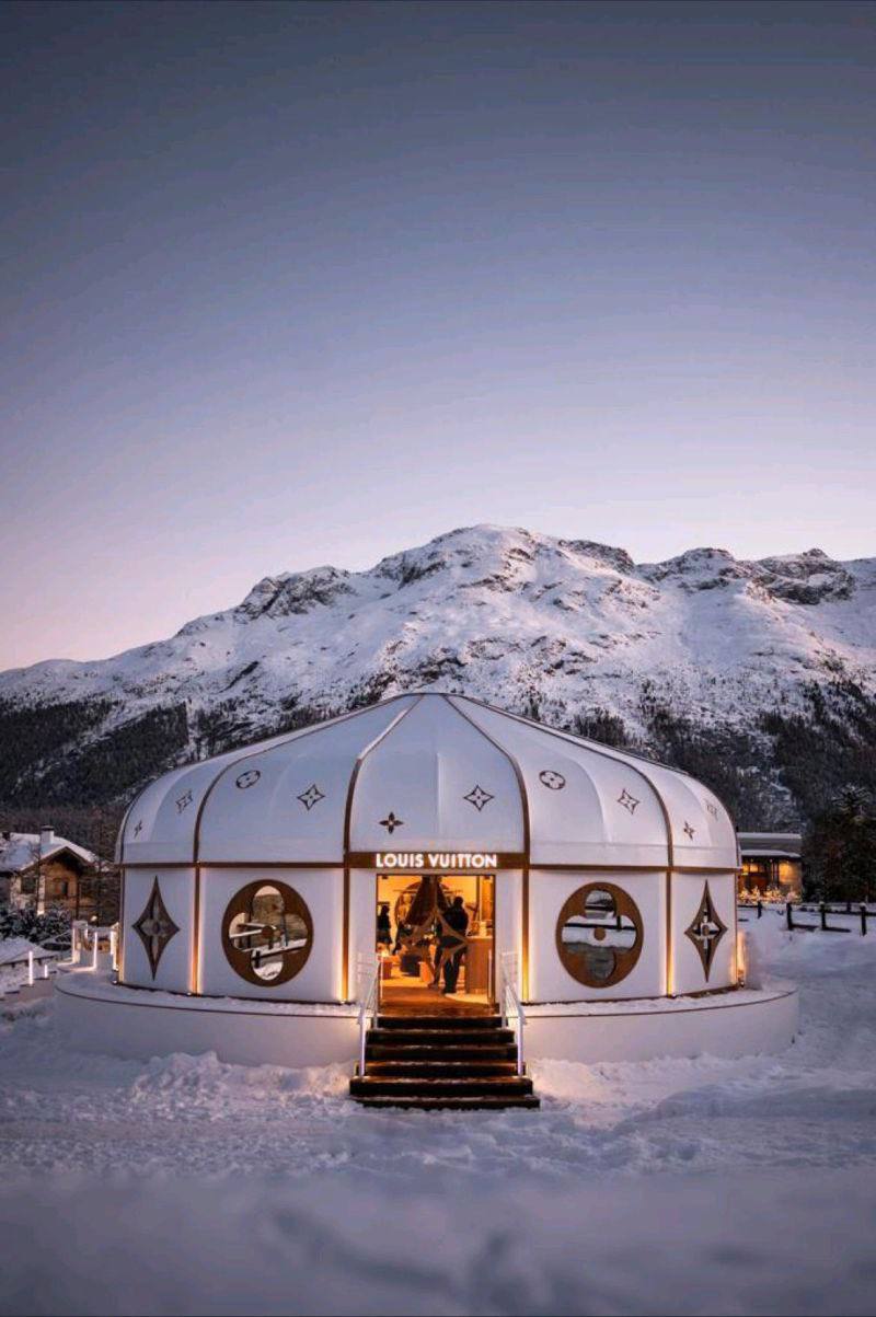 De la mi-décembre à la mi-avril, Saint-Moritz, en Suisse, accueillera une boutique éphémère Louis Vuitton en forme de yourte d'Asie centrale, ornée dans le style LV