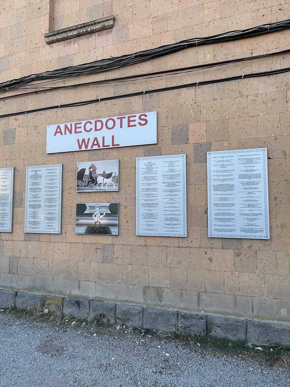 La place centrale de Gyumri, un mur d'anecdotes en trois langues