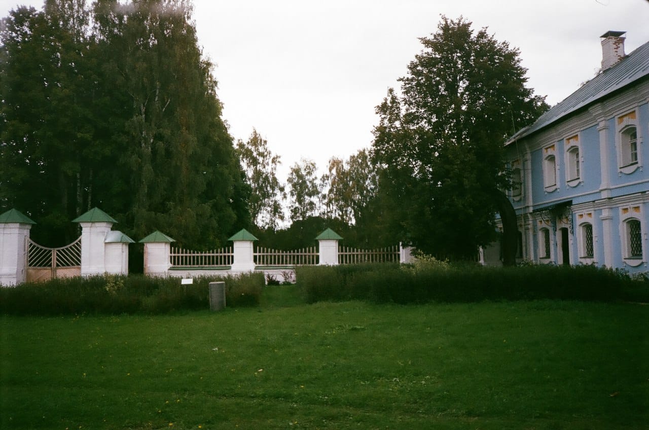 La place devant la maison de maître