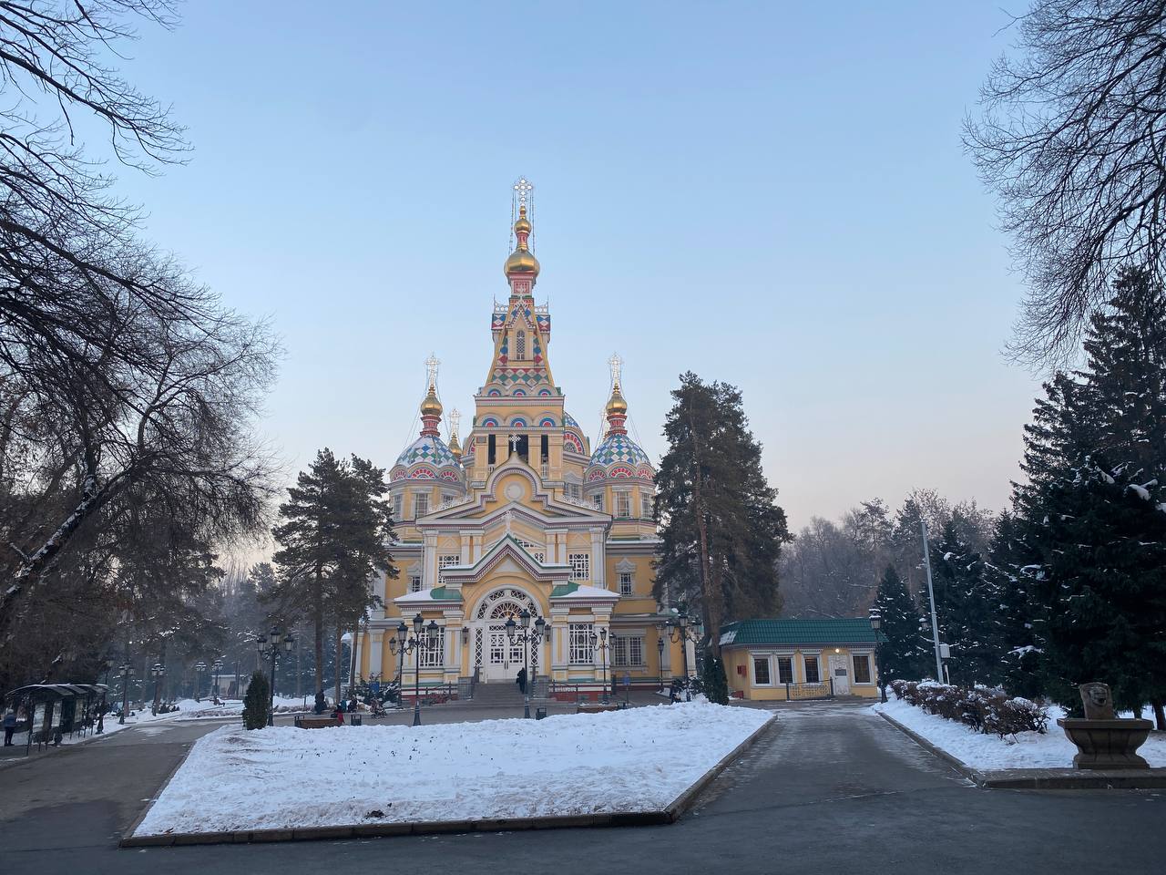 La cathédrale de l'Ascension d'Almaty passe pour la plus haute église orthodoxe en bois du monde : 39 mètres du sommet de la coupole principale à la croix, 46 mètres à la croix du clocher