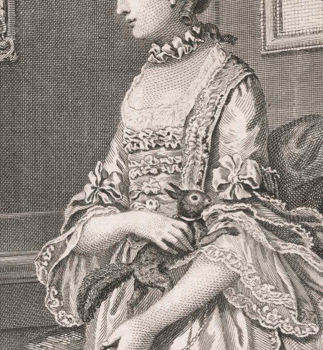 Gravure d'une femme en robe ornée de dentelles et de rubans, tenant sur le bras un écureuil à la queue touffue.