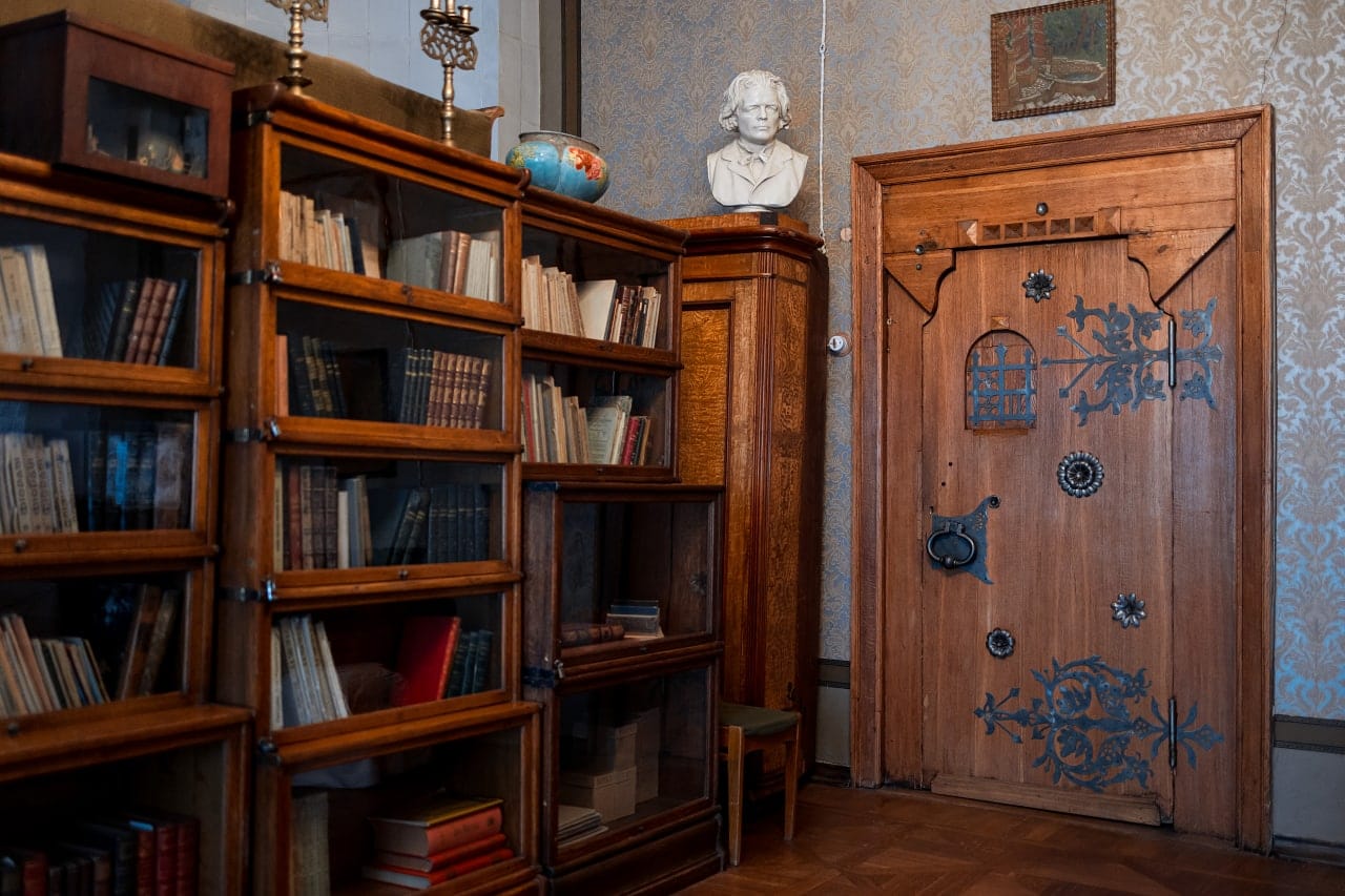 Door from “The Miserly Knight” insured for a million roubles at the Stanislavsky Museum