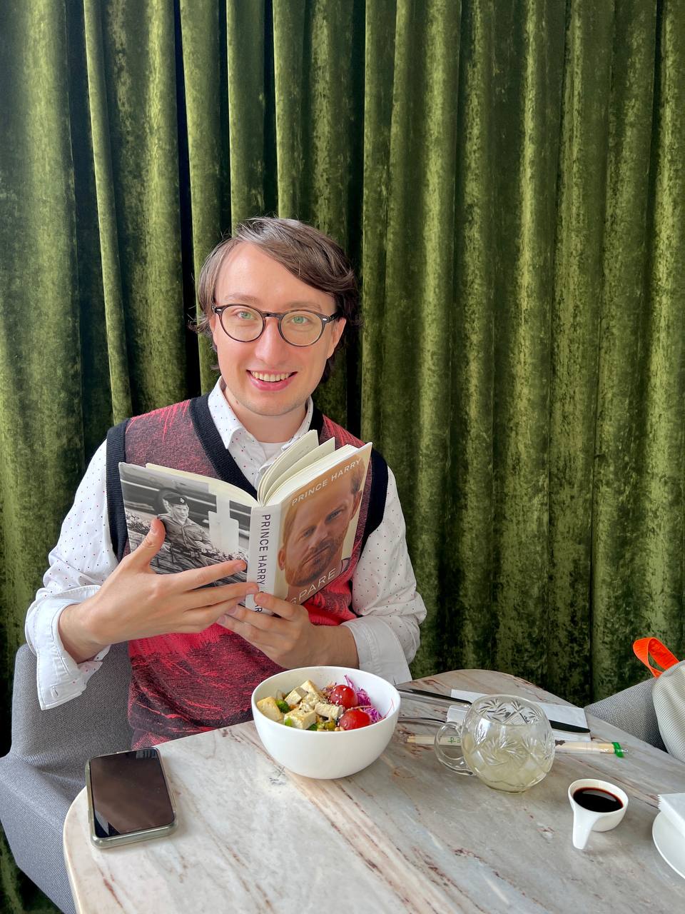 Having breakfast at my beloved KM20 and delighting that a copy of unloved Prince Harry's book was a gift 🥰🥰 And wishing everyone a good morning 🌞 I set about reading at once, and so far these are not the worst memoirs I have come across