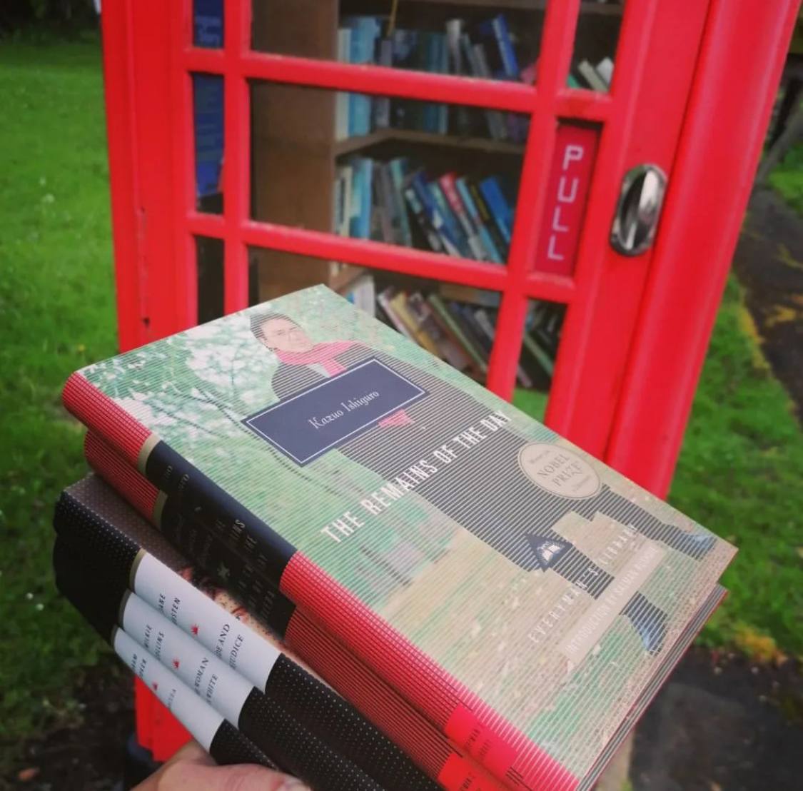 La reine Camilla a fêté à sa manière le couronnement en faisant installer dans tout Londres, au nom de son club de lecture en ligne, des cabines téléphoniques rouges garnies de livres neufs que chacun peut emporter
