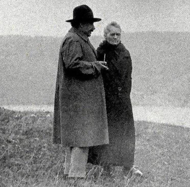 Albert Einstein (E) et Marie Curie (MC) au carré, 1929