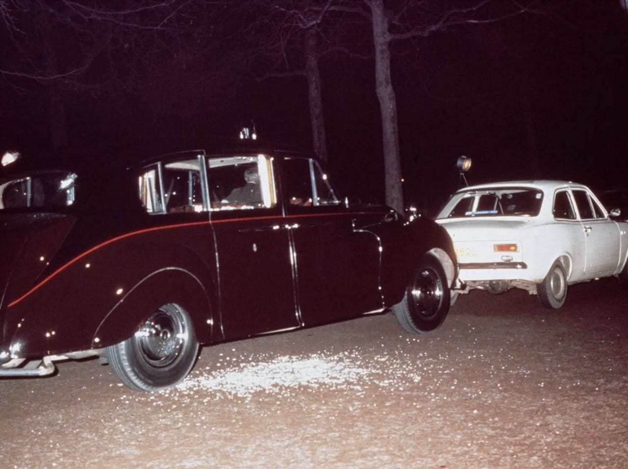 La limousine royale Austin Princess Vanden Plas, à bord de laquelle la princesse Anne fut victime d'une attaque armée, sur les lieux du crime, le 20 mars 1974