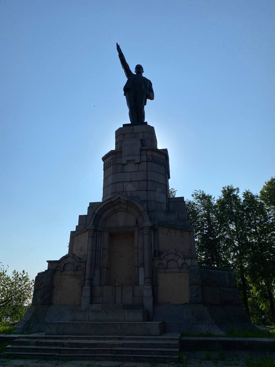Le monument à Lénine de Kostroma, dressé sur le piédestal du monument du tricentenaire de la maison Romanov