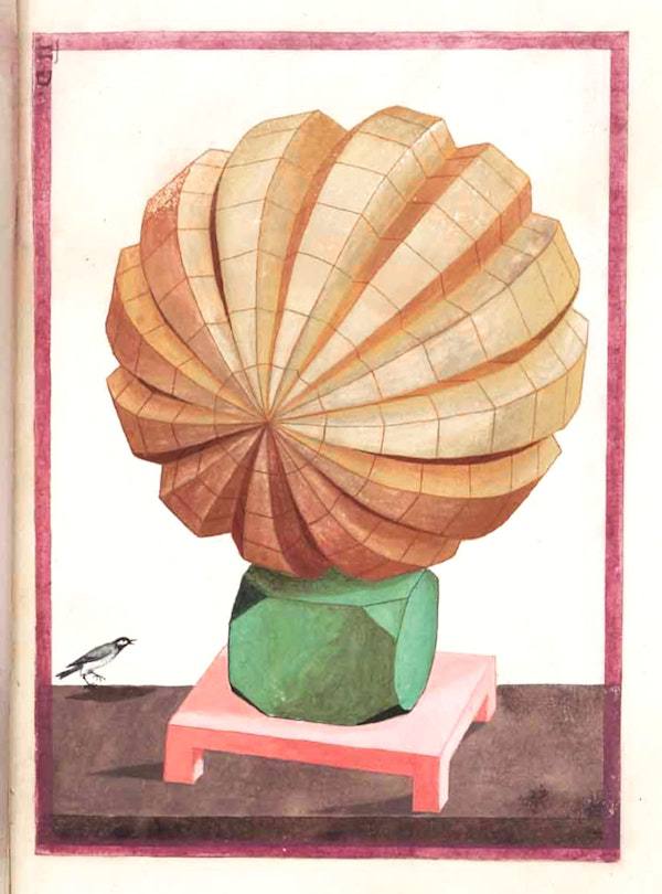 Aquarelle d'une forme sphérique aux facettes ocre en spirale, posée sur un polyèdre vert et un socle rose. Un petit oiseau à gauche, dans un cadre rose.