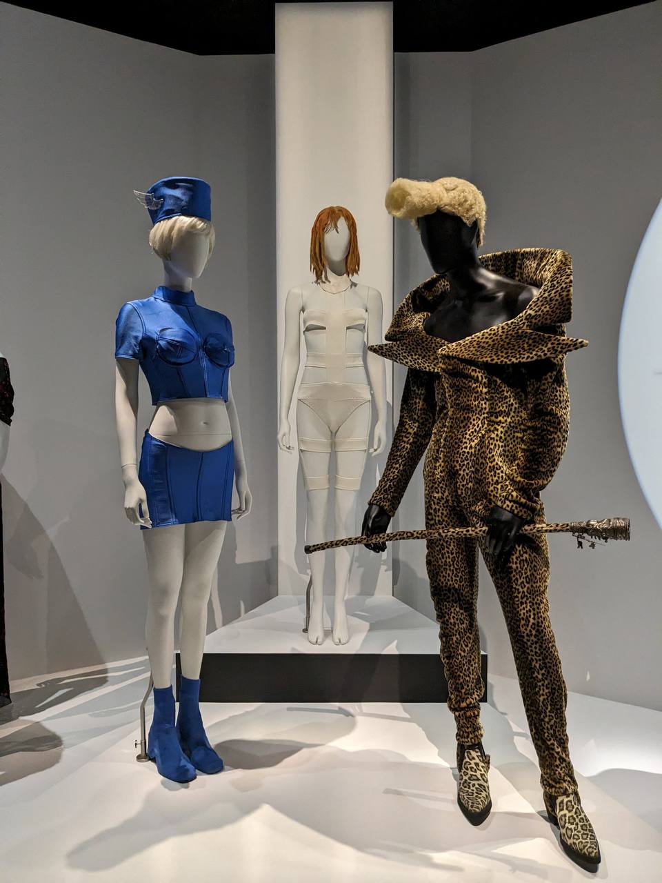 Les costumes de Jean-Paul Gaultier pour «&nbsp;Le Cinquième Élément&nbsp;» de Luc Besson au Palais Galliera, à Paris, dans le cadre de la rétrospective Expo1997, ouverte jusqu'au 17 juillet